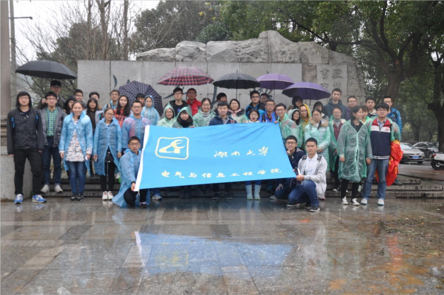 校碑合照